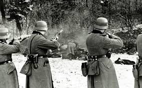 Ποιοι άραγε να κρύβονται πίσω από τους εκτελεστές που μόνο τις πλάτες τους μπορούμε να δούμε;