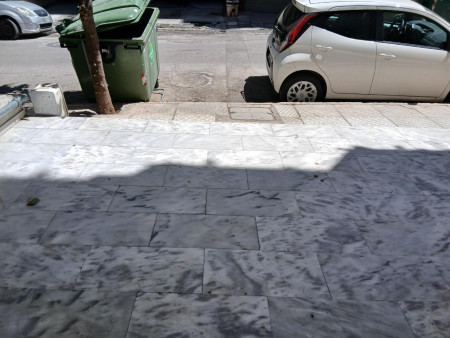 !5 Μαϊου Παρασκευή μεσημέρι . Η είδοδος της πολυκατοικίας μου. Τίποτε που να  σχολιαστεί20260515_120723.jpg