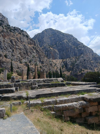 Παρνασσός «...Διπλὲς ἐμένανε οἱ κορφές, διπλὸ καὶ τ᾿ ὄνομά μου, ὁ γέρος εἶμαι ὁ Παρνασσὸς καὶ ἡ Λιάκουρα ἡ λεβέντρα. Κι᾿ εἶμαι σὰν ἕνα ἀντρόγενο, κι᾿ εἶμαι σὰν δυό, σὰν ταίρι σφιχτοδεμένο ἀχώριστο, μιὰ πλάση κι᾿ ἕνας κόσμος, π᾿ ὅσο κι᾿ 20260711_122221.jpg